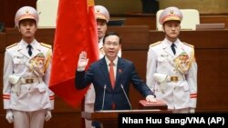 ဗီယက်နမ် အာဏာရ ကွန်မြူနစ်ပါတီ ပေါ်လစ်ဗြူရိုအဖွဲ့ဝင် အသက် ၅၂နှစ်အရွယ် Vo Van Thuong သမ္မတသစ်အဖြစ် လွှတ်တော်မှာ ကျမ်းသစ္စာကြိမ်ဆို (မတ်လ ၂၊ ၂၀၂၃)