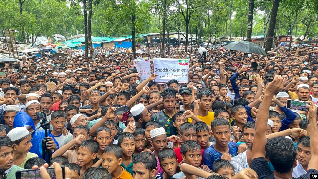 Ribuan pengungsi Rohingya melakukan unjuk rasa memperingati 6 tahun hari genosida, peristiwa eksodus mereka dari Myanmar, di Ukhia, Bangladesh Jumat, 25 Agustus 2023.