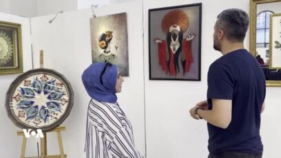خانمێکی شێوەکار لە وان بە هونەر بەرەنگاریی نەخۆشی دەبێتەوە