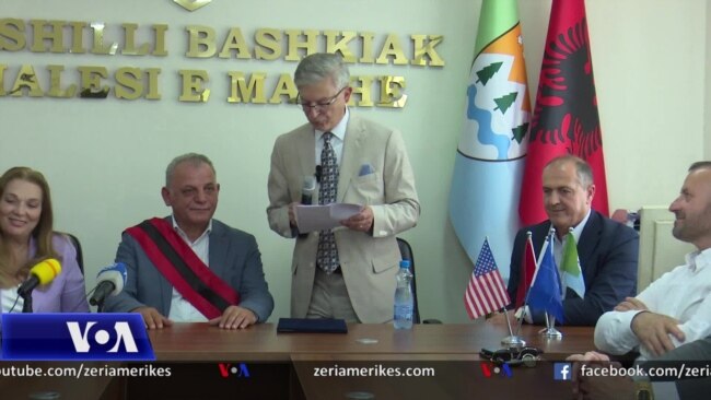 Gazetari shqiptaro-ametikan Frank Shkreli nderohet në Malësi të Madhe