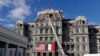 На фото: американський і французький прапори на будівлі у Вашингтоні, США. AP Photo/Jon Elswick