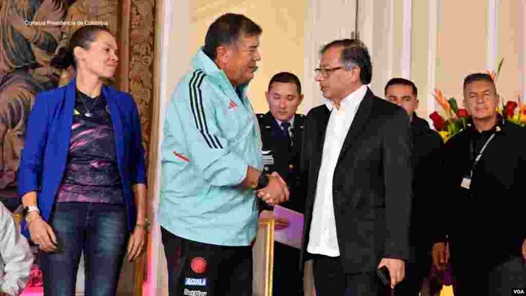 El director técnico Nelson Abadía recibe la felicitación del presidente Gustavo Petro.