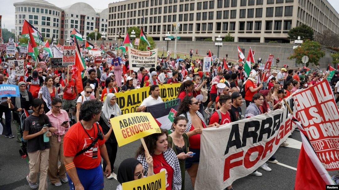 Demonstran pro-Palestina berunjuk rasa pada hari PM Benjamin Netanyahu berpidato di hadapan Kongres AS di Capitol Hill, Washington, AS, Rabu 24 Juli 2024.