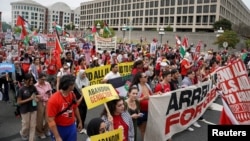 Demonstran pro-Palestina berunjuk rasa pada hari PM Benjamin Netanyahu berpidato di hadapan Kongres AS di Capitol Hill, Washington, AS, Rabu 24 Juli 2024.