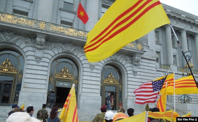 Cờ đỏ và Cờ vàng trước tiền đình toà thị chính San Francisco trong dịp Quốc Khánh 2/9/2014 (Ảnh: Bùi Văn Phú)
