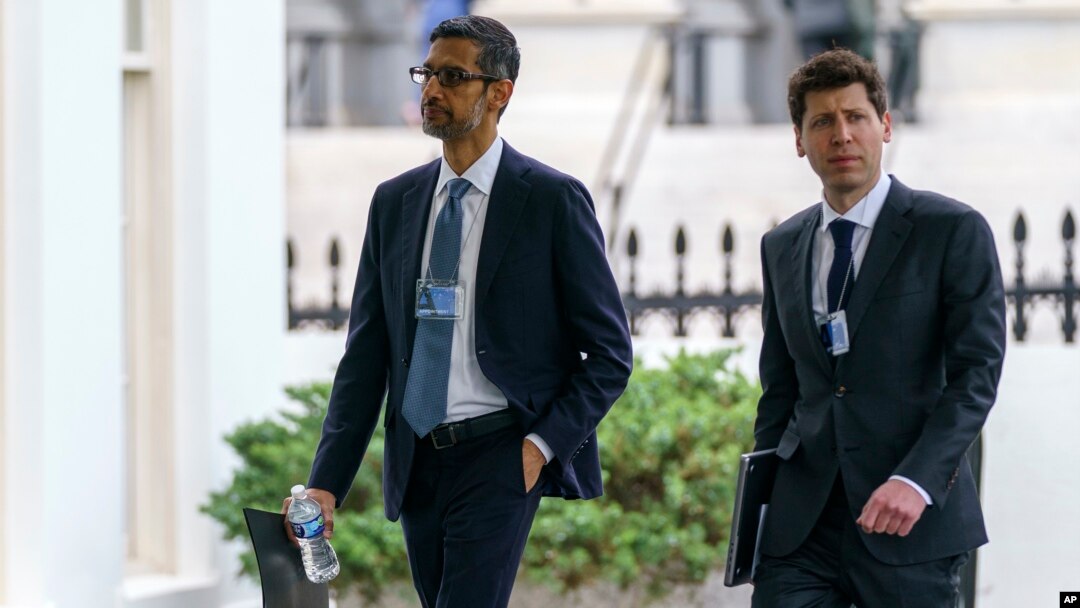 Generalni direktor Alfabeta Sundar Pichai, lijevo, i izvršni direktor OpenAI Sam Altman stižu u Bijelu kuću na sastanak o vještačkoj inteligenciji sa potpredsjednicom Kamalom Harris u Washingtonu, 4. maja 2023. 