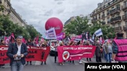 Paris'te de kalabalıklar sokaktaydı