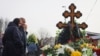 Roditelji Alekseja Navalnog na njegovom grobu u Moskvi (Foto: Foto: AP Photo/Vitaly Smolnikov)