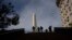 Los turistas se reúnen frente al Obelisco en Buenos Aires, Argentina, el 31 de agosto de 2023. 