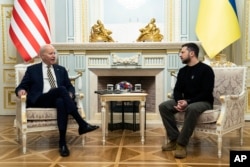 美国总统拜登与乌克兰总统泽连斯基在基辅举行会晤。（2023年2月20日）
