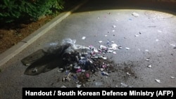 韩国国防部发布照片显示，首尔街头被朝鲜气球运来的垃圾和宣传品污染。（2024年5月28日至29日）