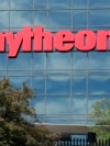 Bendera Amerika Serikat terpasang di depan fasilitas Sistem Pertahanan Terpadu milik perusahaan Raytheon yang berlokasi di Woburn, Massachusetts, pada 10 Juni 2019. (Foto: AP/Elise Amendola)