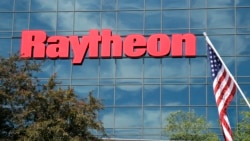 Bendera Amerika Serikat terpasang di depan fasilitas Sistem Pertahanan Terpadu milik perusahaan Raytheon yang berlokasi di Woburn, Massachusetts, pada 10 Juni 2019. (Foto: AP/Elise Amendola)