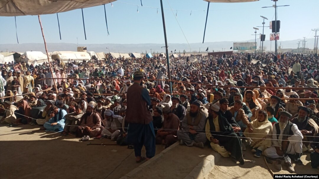 د افغانستان او پاکستان ترمنځ چمن دﺭواﺯه باندې د پخوا په څير پر شناخت کاﺭډ او تذکيره تګ او ﺭاتګ غوشتنه کونکې د تيرو 209 وﺭځو څخه په احتجاجي پرلت ناست دي او په چمن ښار کې يې احتجاجونو سلسله ﺭوانه کړې ده
