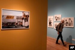 Seorang pengunjung melihat foto-foto di pameran Paul McCartney Photographs 1963-64: Eyes of the Storm di Inggris (dok: AP)