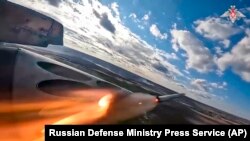 Na ovoj fotografiji preuzetoj sa video snimka koji je objavila pres-služba Ministarstva odbrane Rusije 6. januara 2024. godine, kopneni mlaznjaci Su-25 ispaljuju rakete tokom misije ruskih zračnih snaga u Ukrajini. (Pres služba ruskog Ministarstva odbrane preko AP)