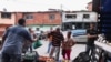 Gusanos y telarañas: Las polémicas bolsas de alimentos que da el gobierno de Venezuela y que nadie quiere comer 