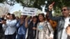 Plusieurs dizaines de journalistes ont manifesté lundi pour exprimer leur solidarité à l'égard des journalistes de Mosaïque FM auditionnés par la police.