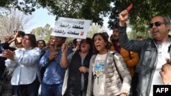 Plusieurs dizaines de journalistes ont manifesté lundi pour exprimer leur solidarité à l'égard des journalistes de Mosaïque FM auditionnés par la police.