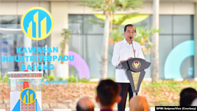 Presiden Joko Widodo meresmikan operasional Kawasan Industri Terpadu (KIT) Batang di Kabupaten Batang, Provinsi Jawa Tengah, 26 Juli 2024. (Foto: Courtesy/BPMI Setpres/Vico)