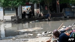 河北涿州居民清理遭洪水破坏的家园。（2023年8月9日）