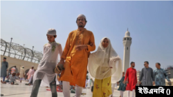 রাজধানী ঢাকার বায়তুল মোকাররম জাতীয় মসজিদে মোট পাঁচটি ঈদুল ফিতরের জামাত অনুষ্ঠিত হয়েছে।সকাল ৭টায় প্রথম জামাত অনুষ্ঠিত হয়। ২২ এপ্রিল, ২০২৩ 