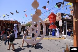 Orang-orang berjalan di Souq Ramadan di Dubai pada 20 Maret 2023 menjelang bulan suci Ramadhan. (Foto: AFP/Karim SAHIB)