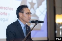 16일 부에노스아이레스에서 열린 16일 북한인권 행사에서 이용수 한국 대사가 환영사를 하고 있다. 사진 = 주아르헨티나 한국 대사관 제공