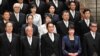 Perdana Menteri Jepang Fumio Kishida (depan C) dan kabinetnya di kediaman resmi perdana menteri di Tokyo, 13 September 2023. (Kazuhiro NOGI / POOL / AFP)