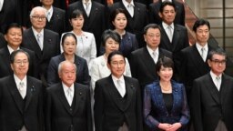 Perdana Menteri Jepang Fumio Kishida (depan C) dan kabinetnya di kediaman resmi perdana menteri di Tokyo, 13 September 2023. (Kazuhiro NOGI / POOL / AFP)