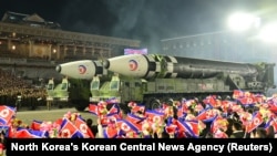 朝鲜为庆祝朝鲜人民军建军75周年举行的阅兵式上展示导弹。(2023年2月8日)