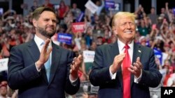 El equipo de campaña de Trump considera que JD Vance (izq.), senador de Ohio, es particularmente útil para atraer a posibles votantes en el Senado que pertenece a la franja industrial del país. [Foto Archivo].