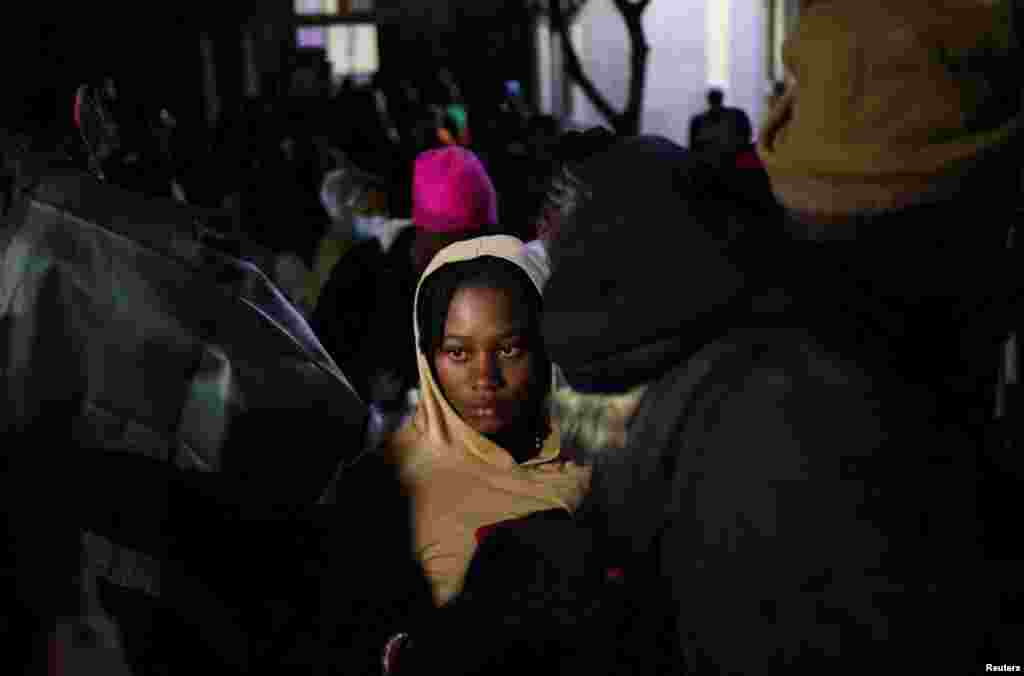 Una migrante se prepara para abordar un autobús que la llevará al albergue que han preparado las autoridades mexicanas.&nbsp;