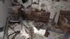 지난달 29일 이스라엘 군의 공습으로 파괴된 시리아 해안도시 바니야스의 아파트 내부 모습.