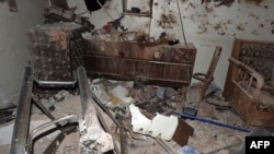 지난달 29일 이스라엘 군의 공습으로 파괴된 시리아 해안도시 바니야스의 아파트 내부 모습.