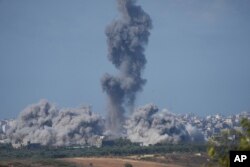 Asap mengepul akibat serangan udara Israel di Jalur Gaza, terlihat dari Israel selatan, 15 Oktober 2023. (Foto: AP)