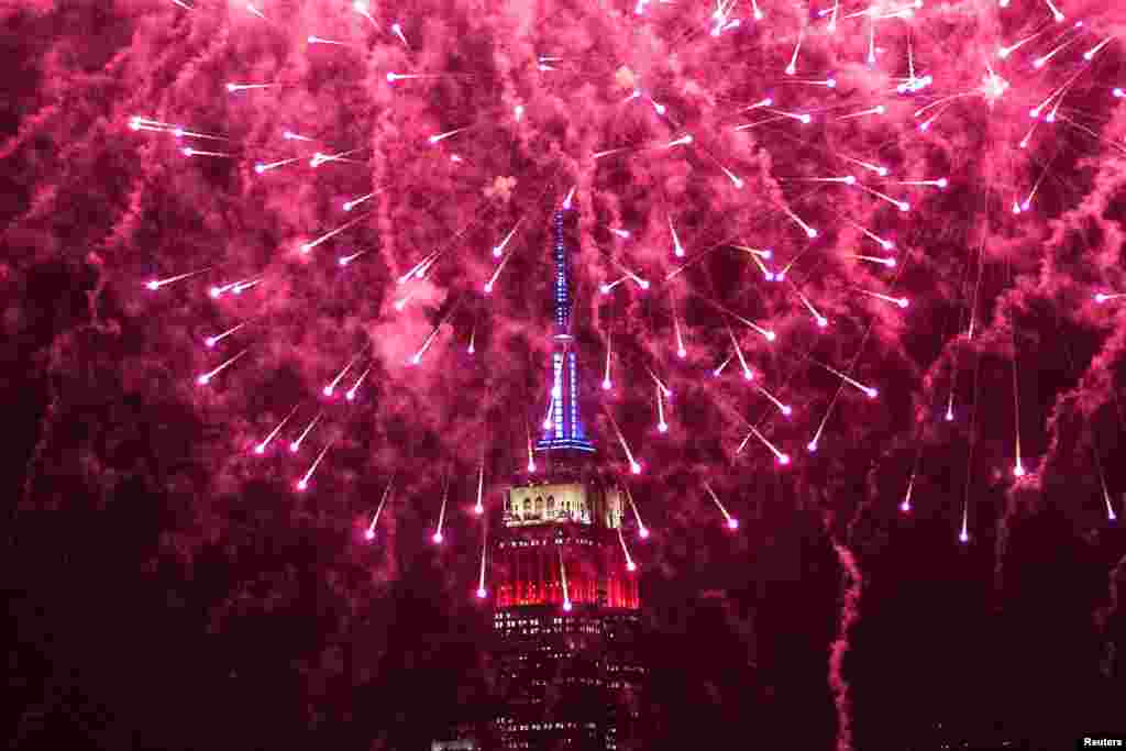 Pertunjukan Kembang Api Macy&#39;s untuk merayakan HUT Kemerdekaan AS 4 Juli terlihat di atas Gedung Empire State dilihat dari kota Hoboken, New Jersey. (Reuters)