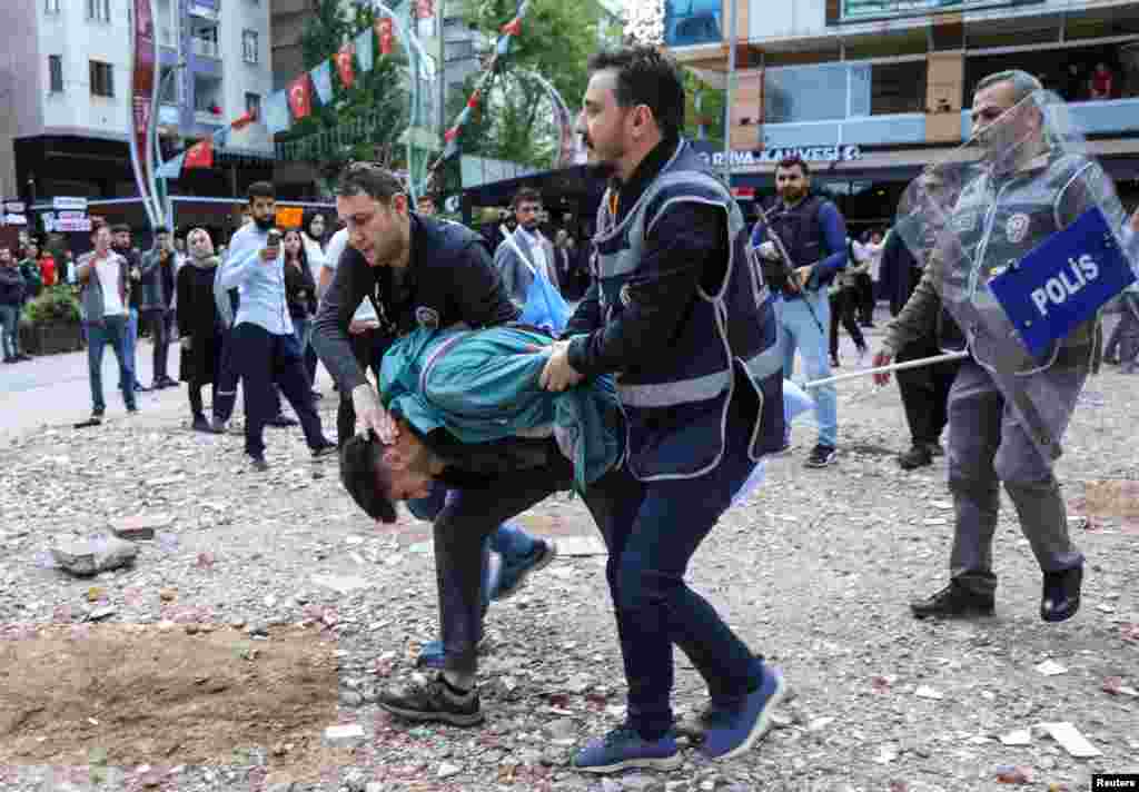 Приведени демонстранти кои протестираат против приведувањето на 110 лица поради наводни милитантни врски во Дијарбекир, Турција, 25 април 2023 година.