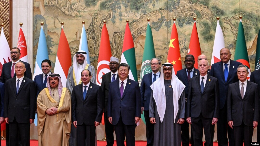 شي د عرب ملکونو د مشرانو سره ولاړ لیدل کېږي