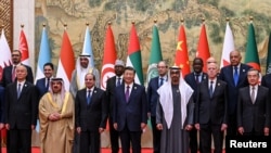 شي د عرب ملکونو د مشرانو سره ولاړ لیدل کېږي
