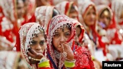 ভারতের আহমেদাবাদে একটি গণবিবাহ অনুষ্ঠান শুরুর জন্য অপেক্ষা করছে মুসলিম কনেরা৷ (ফাইল ছবি) 