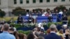 El secretario de Defensa, Lloyd Austin, y el presidente del Estado Mayor Conjunto, general Mark Milley, asisten a la ceremonia en el Memorial Nacional del Pentágono, el lunes 11 de septiembre de 2023, en Washington. 