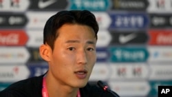 資料照片：2022年11月22日，為南韓足球隊效力的孫準浩在卡塔爾世界盃訓練期間參加記者會。 (美聯社照片）