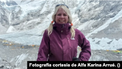 Alfa Karina Arrué, alpinista salvadoreña, la primera de su país en escalar el monte Everest. [Cortesía]