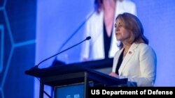 美国国防部副部长凯瑟琳·希克斯（Kathleen Hicks）2023年8月28日国防工业协会（NDIA）新兴技术会议上发表讲话。（美国国防部照片）