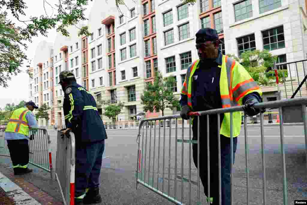 Usando separadores de metal, se espera controlar los alrededores de la Corte y prepararse para la eventual llegada de Donald Trump.