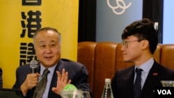 “香港議會”籌委袁弓夷（圖左）與英國港僑協會創辦人鄭文傑（圖右）在星期二（8月1日）於倫敦出席有關籌組香港議會的記者會。 （美國之音/鄭樂捷)
