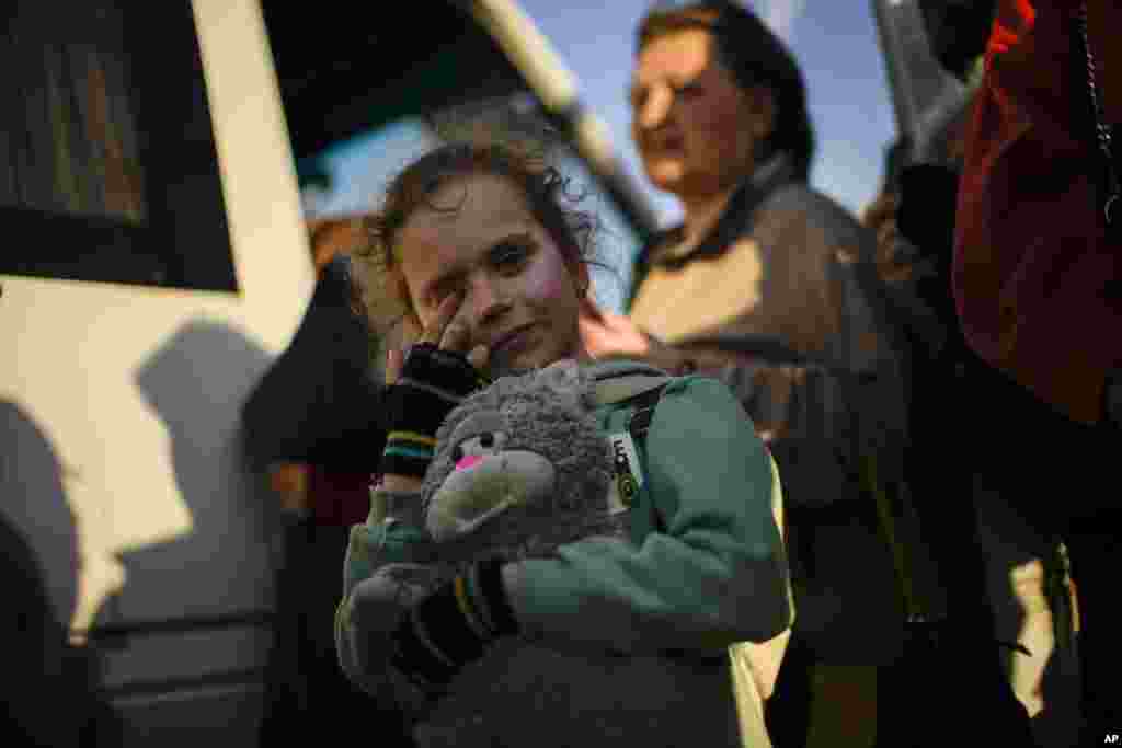 Девочка и ее семья, бежавшие из Мариуполя, прибыли в центр для людей, перемещенных внутри страны, в Запорожье. 8 мая 2022.
