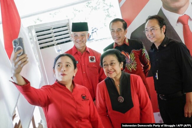 Puan Maharani, Megawati Soekarnoputri, Ganjar Pranowo, Presiden Joko Widodo dan Prananda Prabowo berswafoto di Bogor pada 21 April 2023. (Foto: via AFP )