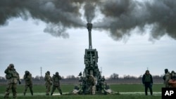 FILE - Tentara Ukraina menembaki posisi Rusia dari howitzer M777 yang dipasok AS di wilayah Kherson, Ukraina, 9 Januari 2023. (AP/Libkos)